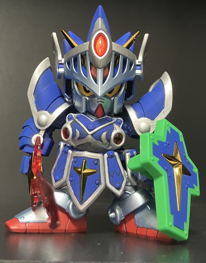 正面から三種の神器を装備してフルアーマーナイトガンダム。スミ入れの時にエナメルを流し過ぎて左腕がモゲてしまって隙間が出来たのか二の腕がプラプラです。そのせいもありますがポロリが激しかったです。でも十分過ぎるカッコ良く仕上がったと思います。塗装して良かったなと思える瞬間です。