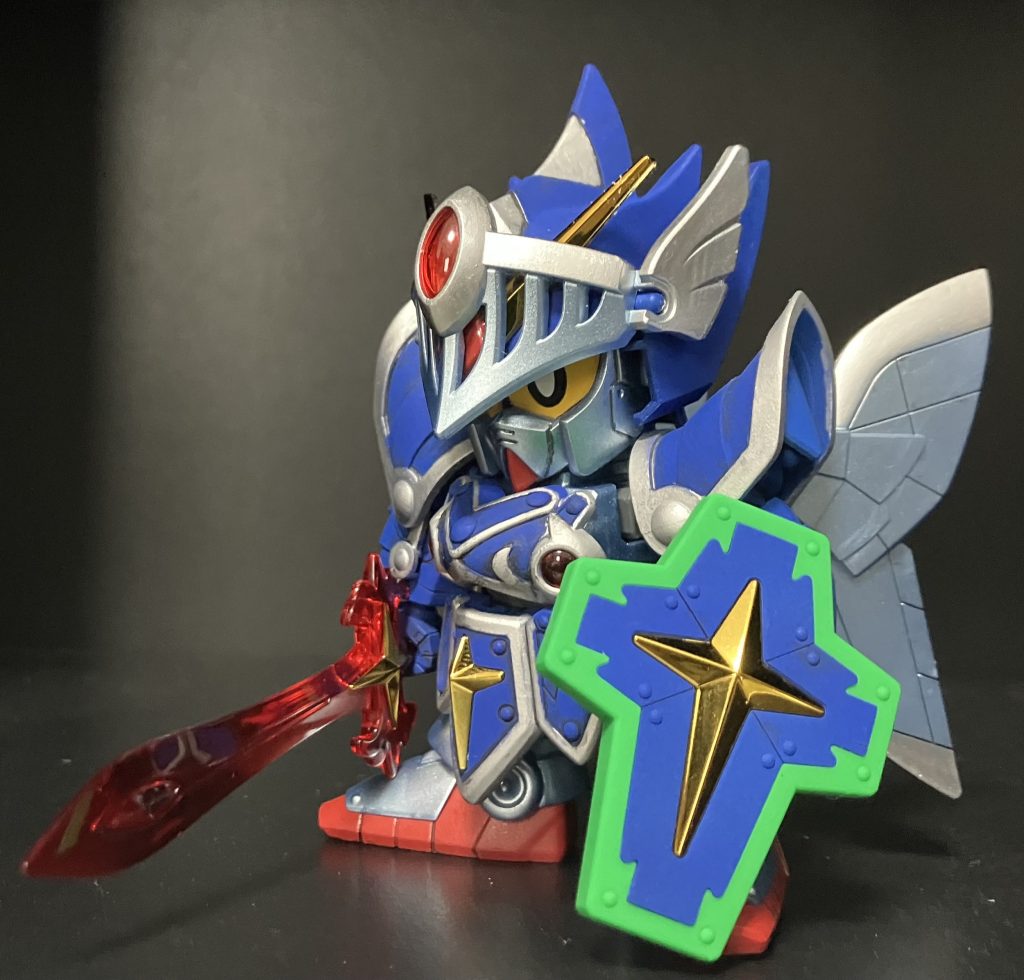 右斜めから。仕上げは本体の青シルバー、羽は光沢クリアーで霞の鎧と本体のブルーの部分はつや消しスムースクリアーです。