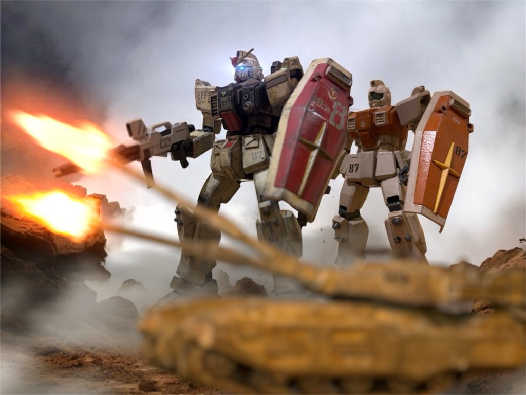 前線を押し上げると、次第に乱戦になっていった。 連邦軍が優勢であることは変わらないが、激しい火戦を潜り抜けてくる敵機が増えてきた。歩兵隊も、対MS用の巨大な砲を引きながら、どんどん前に出てくる。敵の戦線も後退しているように感じられた。 しかし、ほっとする間もなく、1時方向に、大きな土煙をあげて、迫る影が見えた。