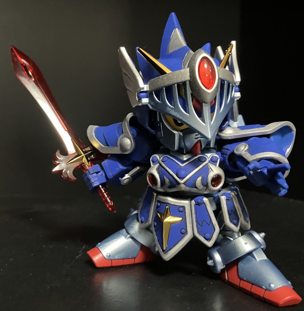 このポーズがお気に入りです。塗装仕上げクレオス水性ホビーカラーaq　　　　　　　　クレオスアクリジョンac シルバー(鎧)　シルバーaq青シルバー(本体)　シルバーac(3)+コバルトブルーac(1)青(本体、鎧)　コバルトブルーac赤足(先、顎)　モンザレッドac  下地　クレオスアクリジョンベースカラーベースブルー　ベースレッド　田宮スミ入れ塗料　ブラックトップコート　クレオス水性ホビースムースクリアーつや消し昔のSDと比べるとすごくカッコよく大変満足です。また作ってみたいと思えるものだと思えます。塗装は大変ですが・・・赤いガンダムが欲しかったですがいつも通り買えませんでした。ガンプラの品薄状態が解消される事を切に願っています。
