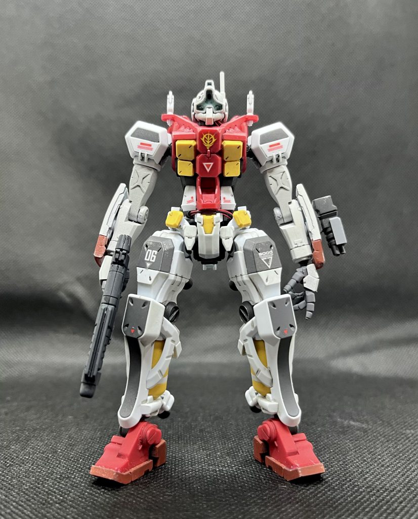 正面から。最初は全塗装しようと思ったのですが、一度組み上げたら、パーツが細かいのでバラシて再度組み立てるのが面倒くさくなり、部分塗装に切り替えました。グレー部分(太もも前、ひざ前、肩)とレッド部分(スリッパの下の部分、前腕のアーマーの手首側)、頭と上腕もホワイトで塗装してます。これだけでも印象がだいぶ変わると思いますが、いかがでしょうか。