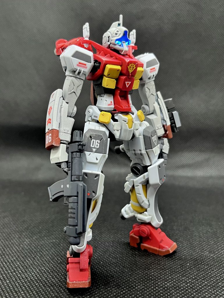 目にはLEDを3つ入れて電飾しています。でも、真ん中の目のLEDが途中で断線してしまいました(涙)　途中まではうまく灯っていたのに、チクショー！仕方がありません。最初からそんな仕様だというテイで進みます(笑)バイザーの部分は透明(緑色)のUVレジンで固めてます。