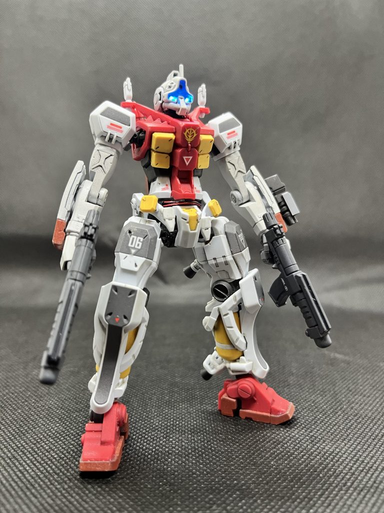 今回、銃はビームスプレーガン（前期型）を持たせました。これを2丁拳銃スタイルで持つと、あら、かっこいい！LED電飾したケーブルが長くて余ったので、胴体をぐるりと回してメカっぽさを出してみました。あと、ちょっと腕が短い気がしたので、二の腕を肩の付け根の部分でプラバンで2mm延長して、少しだけスタイル改修してます。あと、S字立ちがちょっと変な気がして、ひざ裏を削ってみました。少しですが、印象がいい感じに変わった気がします（これも自画自賛）