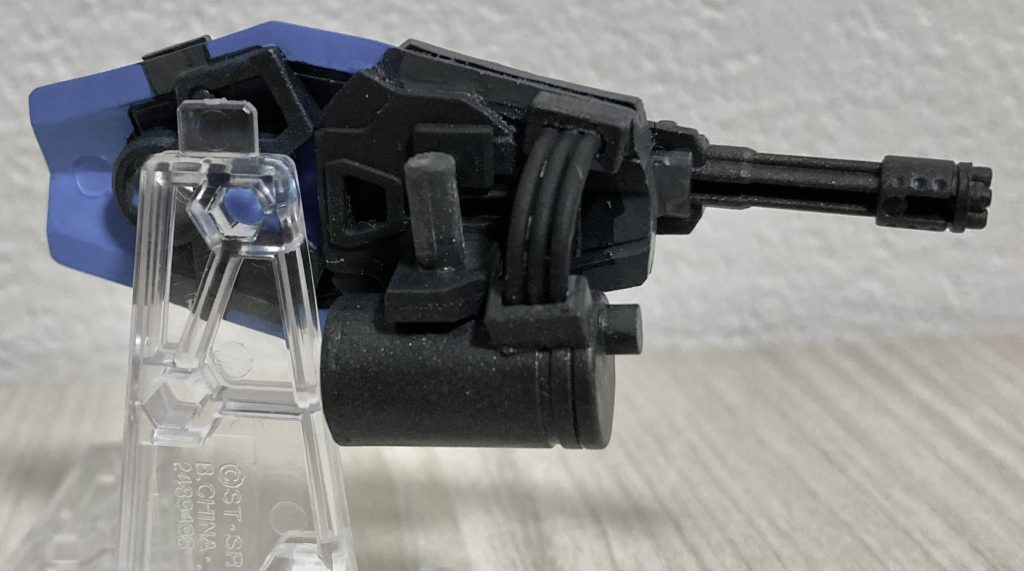 弾倉はプラモジャンクパーツから適当にサイズ合いそうな物をチョイス。給弾ベルトはティフォエウスキメラに付いていたリード線が連なった物を使ってます。