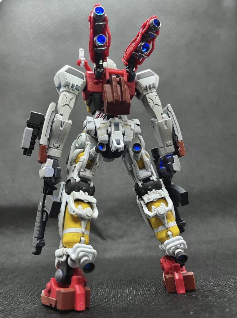 ジークアクス版のゲルググは後ろ姿もカッコよいですね。LED電飾したものの、ボタン電池を収める隙間がなく、背中に背負わせました。思ったよりしっくりきていい感じです。バーニアは蛍光塗料とUVライトで光らせてます。