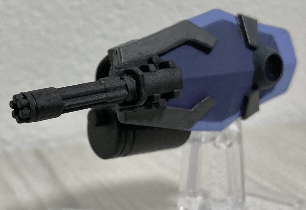 使い方に困っていたモビルスーツアンサンブルのIWDSのガトリングシールドから加工して接着しています。周りのフレームはプラ板ででっち上げてます。