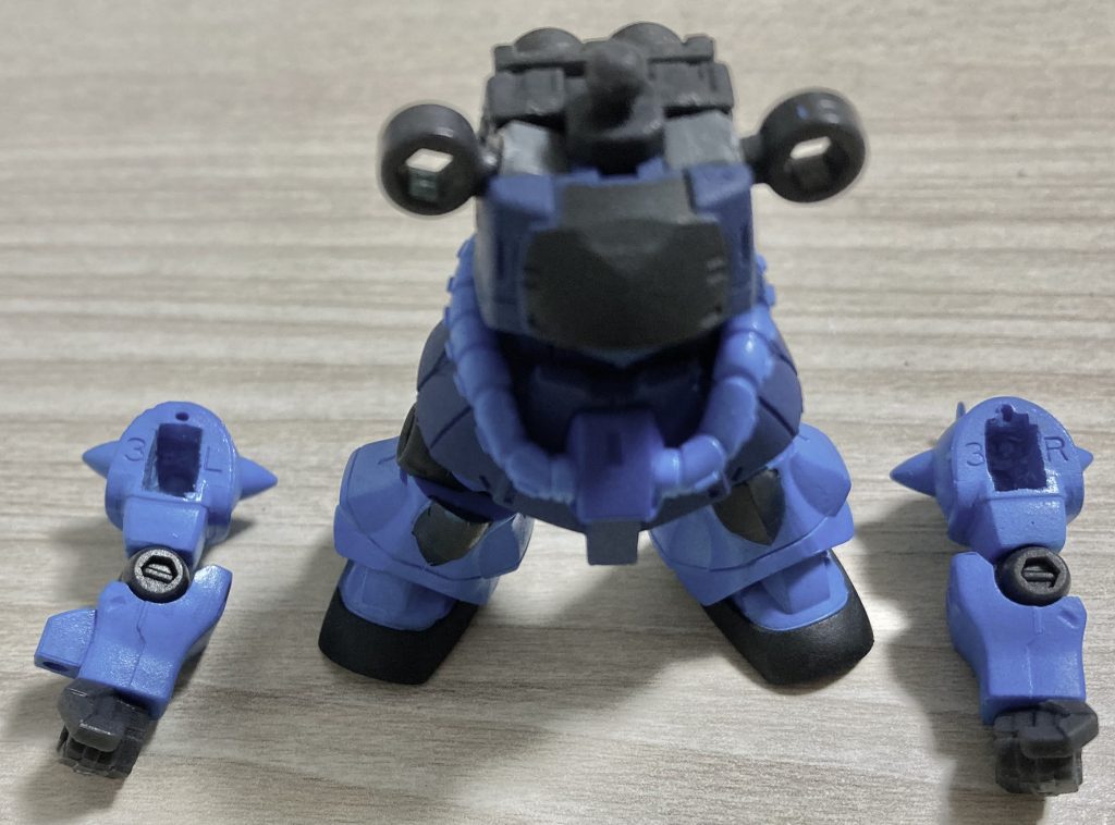 肩の構造をお手軽改造してます。このおかげで結構ポージングの幅が増えます。もともと搭載していた関節を逆向きにしてボディー側の軸を切除して穴を開け、ガンプラの3mm軸受ポリキャップを搭載。肩側は関節の円形部分が圧入されるぐらいのサイズに四角に張り込みます。