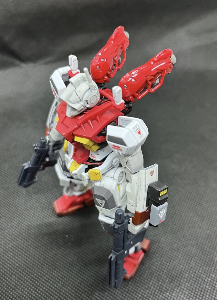 部分塗装後に艶消しのトップコートを吹いたのですが、背中のバーニアだけは「つやあり」で仕上げました。スポーツカーの赤のようでカッコよいです。