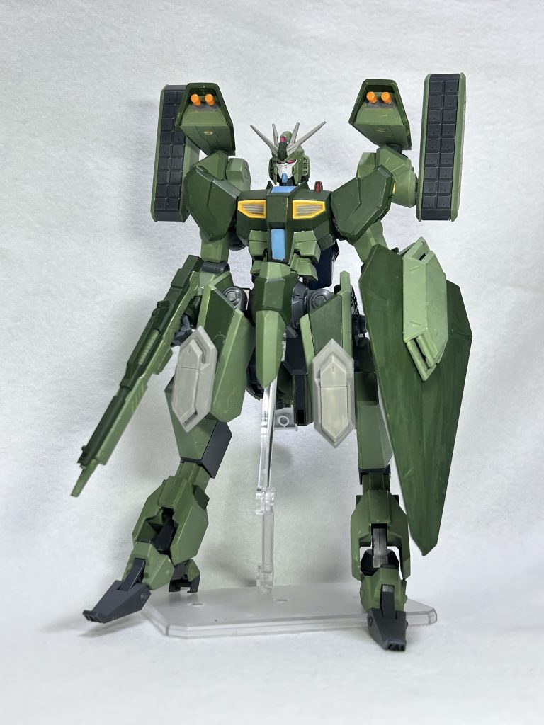 <設定>ネオジオン残党が撃破した量産型νガンダムと開発中だったモビルアーマーのパーツを組み合わせて作った鹵獲改造機。「連邦の勝利の象徴であるνガンダムを辱める」ことを目的に作成したため、外装は元の量産型νではなく伝説のアムロ機に近付けられ、さらにそのアムロを一時戦闘不能まで追い込んだビグロをモチーフに取り込んでいる。外装こそそういった情念的な理由で形成されてはいるが、性能的には高い基本性能と汎用性を持つνガンダムのフレームが最大限に活かされ、全地形に高機動で対応し、強力な火器を多数搭載して高い対拠点制圧力を持つ機体となった。