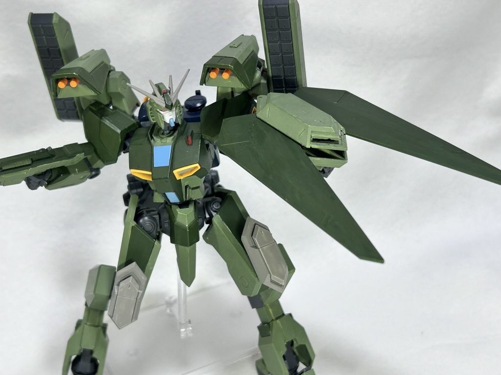 ・武装複合防盾「アンタレス」本機の左腕に装着された大型シールド。基部に複合センサーと出力可変式ビームキャノン、盾部分にヒートシザーズとビームに干渉する発信機「ケイローン」を搭載する本機の要。