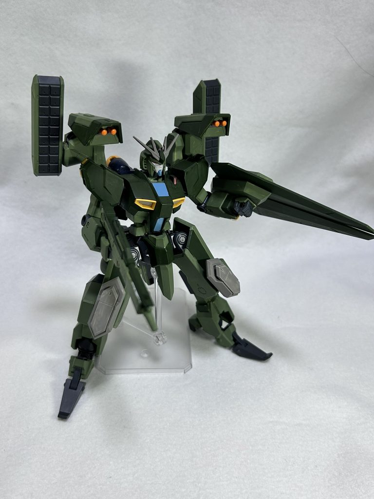 ・18連装ミサイルポッド&速射型二連装ミサイルキャノン×2計40発のミサイルを同時発射できる実体弾兵装。一機で敵拠点を強襲するに十分な弾幕をバラ撒くことができる。また基部がフレキシブルに可動する為他の装備の取り回しを阻害することはなく、かつ全方向に武装の発射が可能となっている。・脚部大型クローアーム両脚に装備された大型クロー。地上戦闘時には脚部がバランサーの役目も兼ねる為仕様機会が少ない。