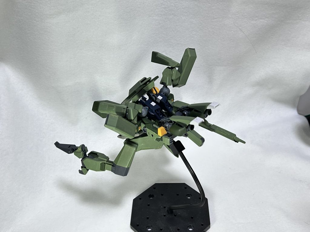 全体的に旧ジオン軍の名MAビグロのコンセプトを踏襲しつつ現代の技術でグレードアップが図られた形態。「MA形態があればMSになる必要はないのでは?」との意見もあるが、本機のコンセプトは「原型機が対応できなかった地上戦もこなせる全環境対応型ビグロ」なのである。
