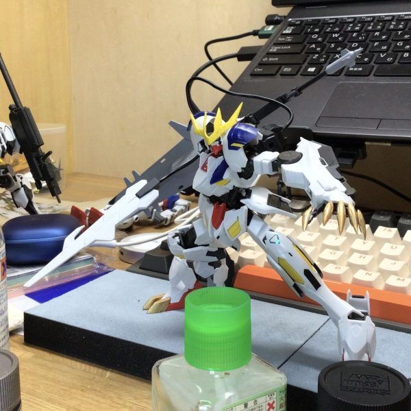 バルバトスルプスレクスを製作中。と言っても完成品を後輩から一時的に借りて作ってる感じですけど(gundam-kao10)しかしまぁ爪部分の塗り分けが地獄ですね。ゴールドは塗膜が弱いからトップコートをすぐに拭かないといけないから使用済みマスキングテープが小山になりました。あとは爪やアンテナ、大型メイスの各所をシャープ化、装甲裏の裏打ちが主な作業です♪こっちは楽しい(gandam-hand1)明日納品予定なんで急いで作らないと！ではでは楽しいガンプラライフを！
