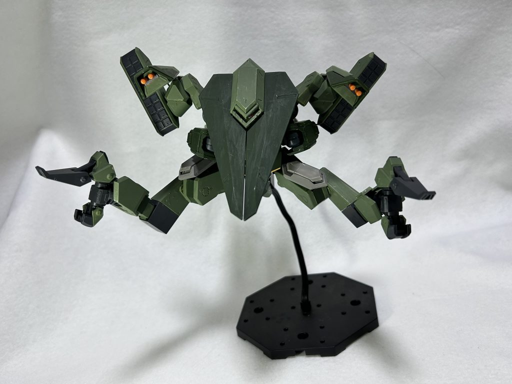 <MA形態>宇宙空間での高速戦闘を目的とした形態。各部のブースターの指向を背部に集中させ、正面からの被弾面積を小さくしつつその正面に大型シールドを配することで堅固な防護性も獲得した。またMS時には緊急時にしか使用できなかった脚部大型クローアームが前面に展開され強力な格闘武器に。このアームで捕獲した相手機体を強化された高速機動に巻き込むことでパイロットを失神させることができる。