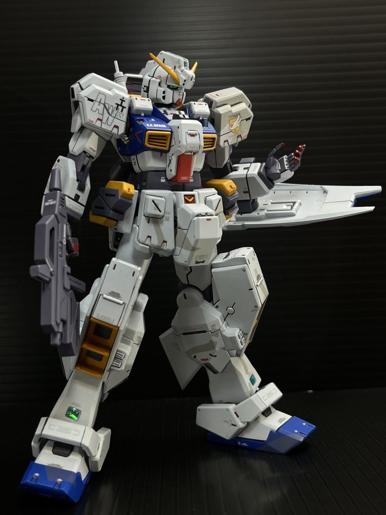 全身に延長工作したりディテールアップを施しました。ハイキューパーツやバンダイ製のデカールやハセガワのフィニッシュシートを貼っています。九龍拳一氏風の塗装はノリと勢いでやりました。