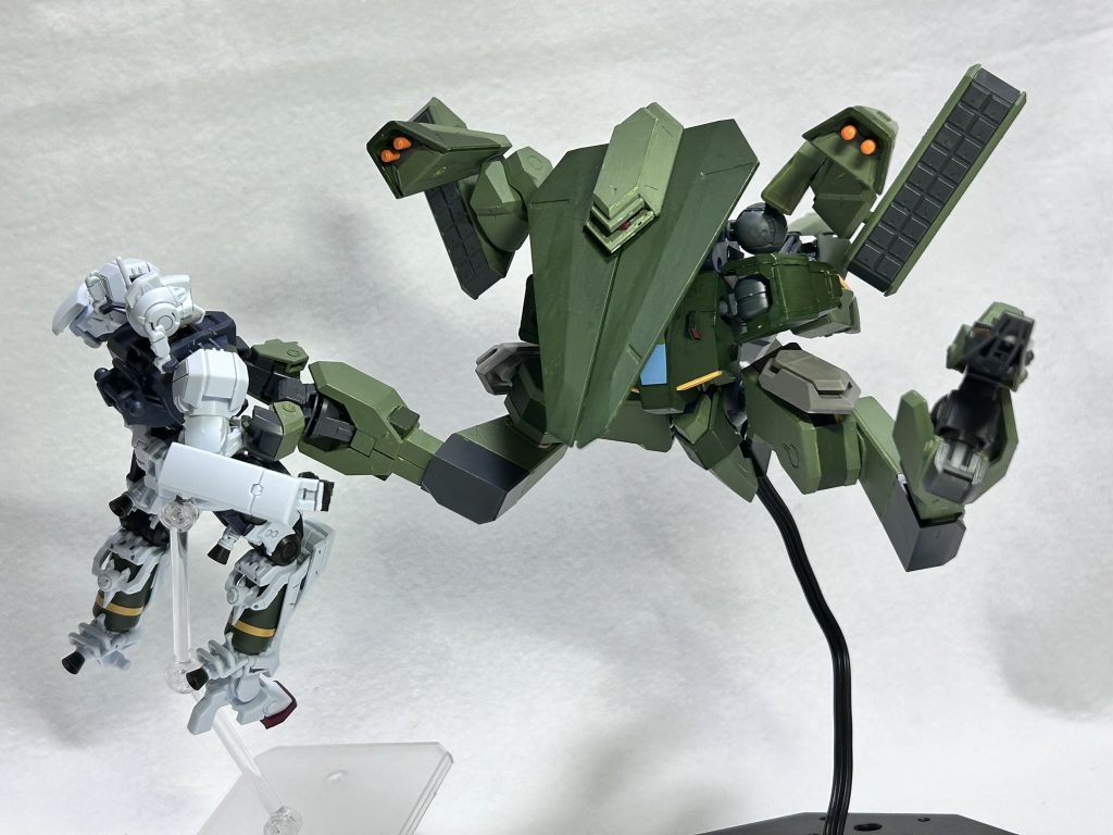 最初は可変機にする予定はなかったのですが、レイキの駐機形態が中々面白く何か活かせないかと試行錯誤した結果ダチョウ形態が生まれました。やった~じゃあMS形態に戻すぞ~色なににしようかな~とまたガチャガチャ変形させてたらな ぜ か ビ グ ロ に な り ま し た 。なんでだろう・・・完全に偶然の産物です。これはもうやるしかねぇと緑の塗料を買いに走りました。 写真はGQボカタゲルググと。中々シャープな見た目になったのでワンチャンこれを「GQビグロ」と言ってもイケそうな気がしてきました。気のせいかもしれません。以上、閲覧ありがとうございました!