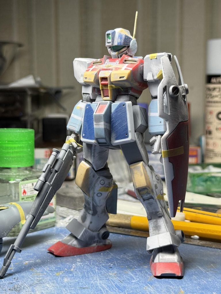 胸と膝はパテで作り、特徴的なパーツはスナ2から取ってきてますジムコマは頭が大きいのに胸が小さい、というアンバランスになってるので幅増しもしてます