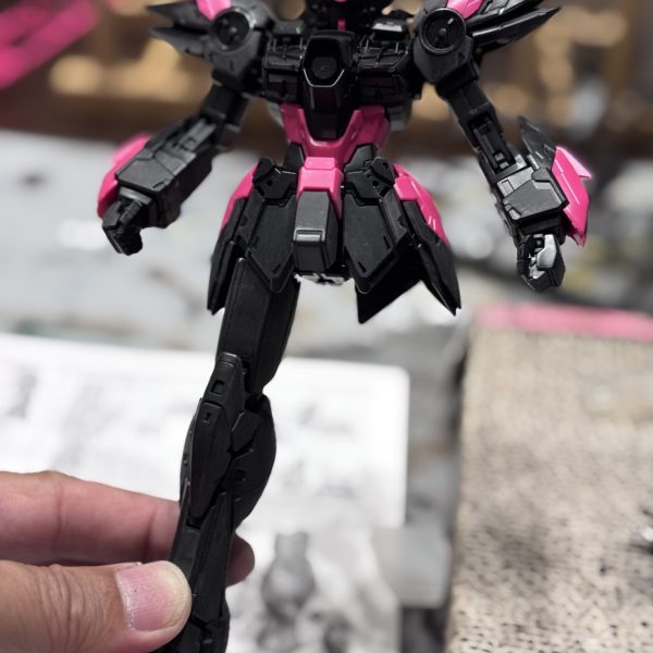ウイングガンダムゼロEW パーツ分割多く、限られた時間でなんとかここまで進みました。「こんなに分割する必要ってあるの？」と思っていたのですが、この正座を見て考えを改めました。自然に正座をさせるために（変形のため？）ふくらはぎ裏面が間接を逃すために自然に開きます。（写真3枚目）ポロリもなくすごいです。まさにバンダイ脅威のメカニズム‼️（2枚目）