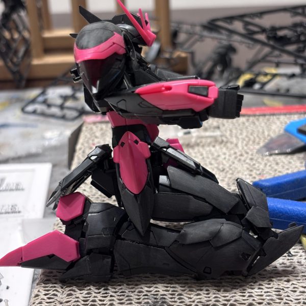 ウイングガンダムゼロEW パーツ分割多く、限られた時間でなんとかここまで進みました。「こんなに分割する必要ってあるの？」と思っていたのですが、この正座を見て考えを改めました。自然に正座をさせるために（変形のため？）ふくらはぎ裏面が間接を逃すために自然に開きます。（写真3枚目）ポロリもなくすごいです。まさにバンダイ脅威のメカニズム‼️（3枚目）