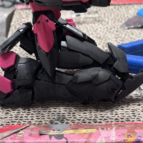 ウイングガンダムゼロEW パーツ分割多く、限られた時間でなんとかここまで進みました。「こんなに分割する必要ってあるの？」と思っていたのですが、この正座を見て考えを改めました。自然に正座をさせるために（変形のため？）ふくらはぎ裏面が間接を逃すために自然に開きます。（写真3枚目）ポロリもなくすごいです。まさにバンダイ脅威のメカニズム‼️（1枚目）