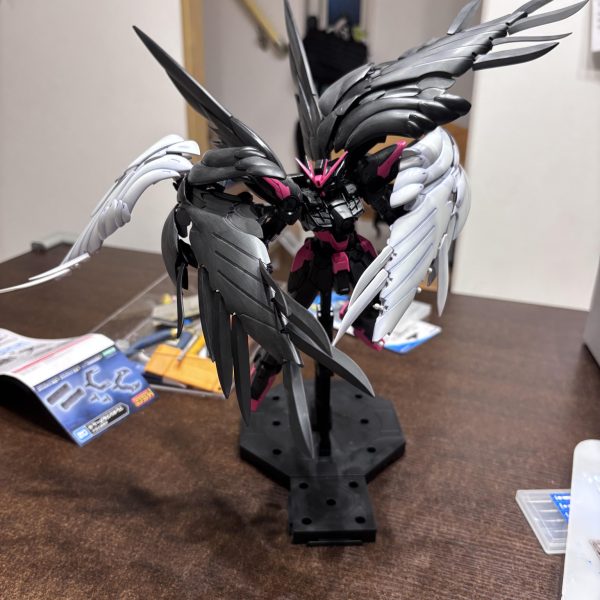 HJ誌で見たメタルビルドの「スノーホワイトプレリュード」がとてもかっこいいなと思い、セラフィムユニットを自作しようかなと思いましたが、自分の技量を考え断念しました😅作例よく見かけるのですがプレバンでパーツ販売してるんですかね？プレバンの検索上手にできないので知っている人いたら教えて欲しいです…さて、できることをやっていこうと、旧ゼロカスタムから羽を頂き、ブキヤの「フレキシブルアームB」を使い簡単接続です。昨年作成した「ライジングZフリーダム」の残り物です。ポリキャップ接続なので保持力ガバガバなのが次の課題です。 （2枚目）