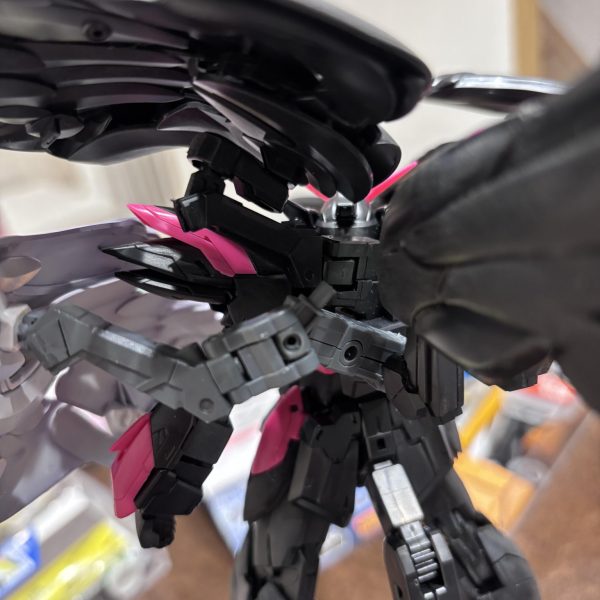 HJ誌で見たメタルビルドの「スノーホワイトプレリュード」がとてもかっこいいなと思い、セラフィムユニットを自作しようかなと思いましたが、自分の技量を考え断念しました😅作例よく見かけるのですがプレバンでパーツ販売してるんですかね？プレバンの検索上手にできないので知っている人いたら教えて欲しいです…さて、できることをやっていこうと、旧ゼロカスタムから羽を頂き、ブキヤの「フレキシブルアームB」を使い簡単接続です。昨年作成した「ライジングZフリーダム」の残り物です。ポリキャップ接続なので保持力ガバガバなのが次の課題です。 （4枚目）