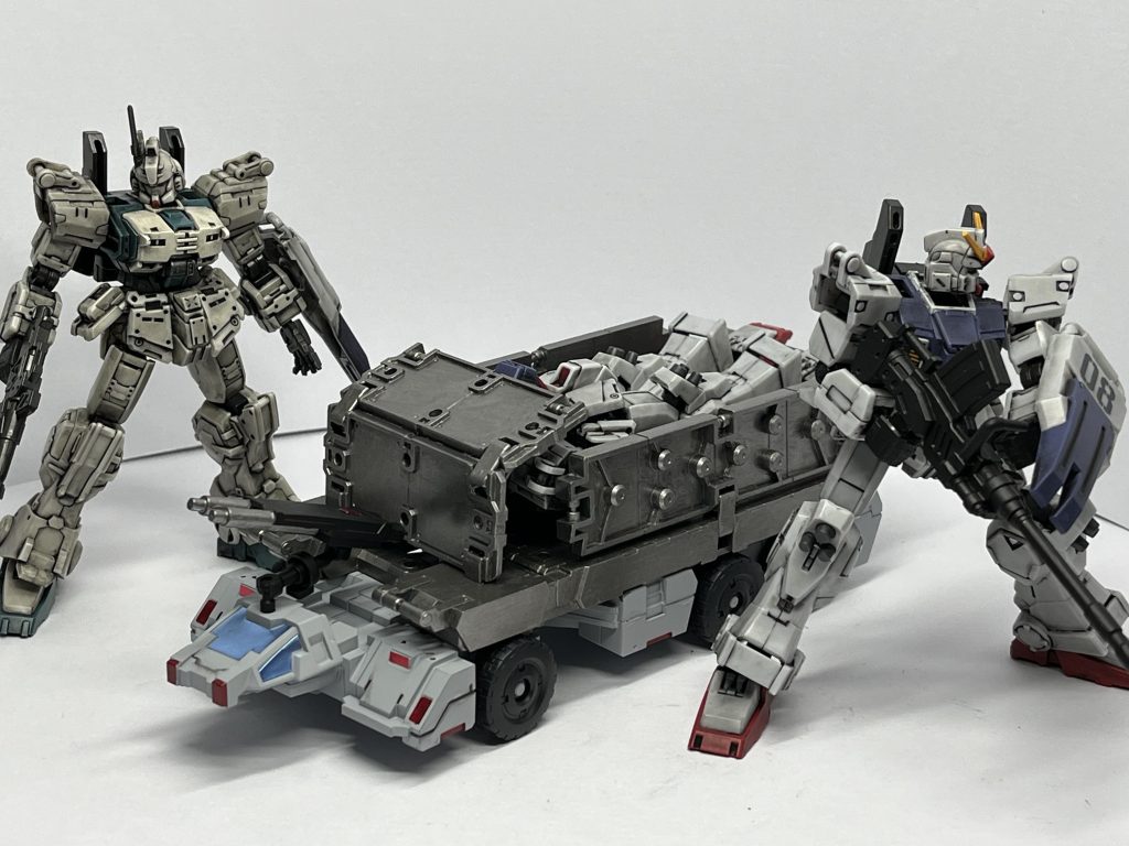 以上、08小隊でした。ほんとにトレーラーすいません💦セール800円ぐらいで購入した車両…荷台に乗せたら陸戦型がぴったりで(>人<;)こいつがいれば補給や簡易整備も出来そうと思ってしまう!