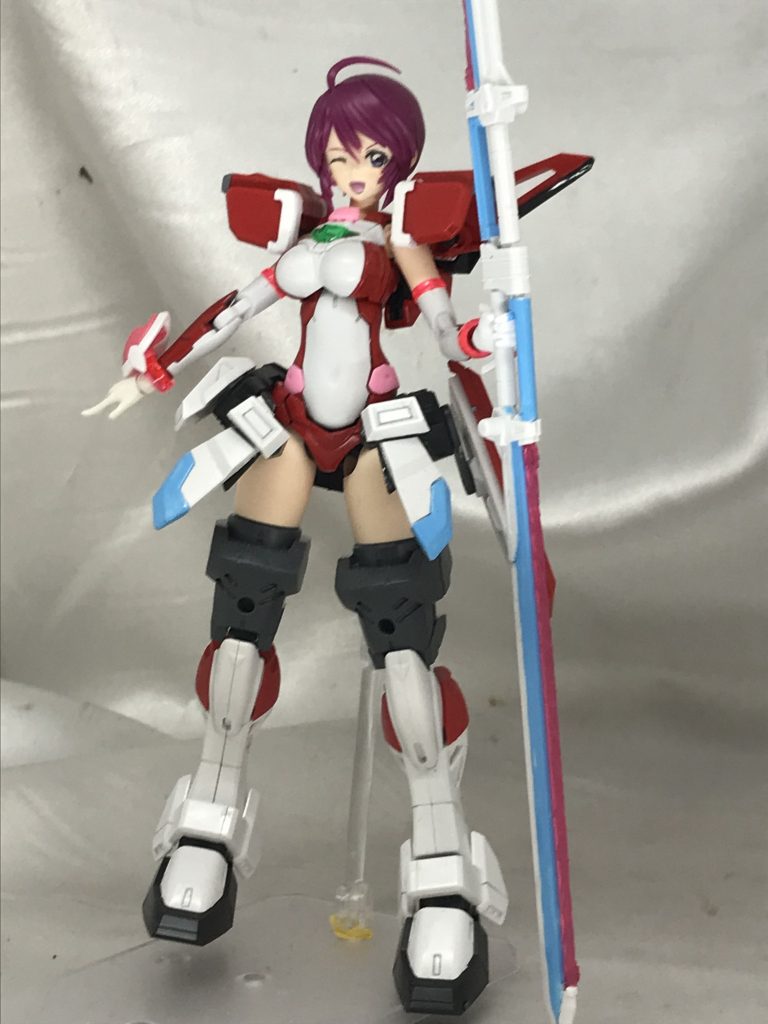 インパルスの装備を移植していますがほぼ機能は潰れているので背中にソードを取り付けることすらできません。肩装甲の接続はあばたーふみなに倣ってバックパックからアーム接続です。