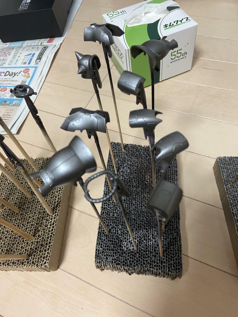 下地には初めてのガンメタサフを使用しました。強めに残したエッジに鈍い金属感がうまく乗りました✨