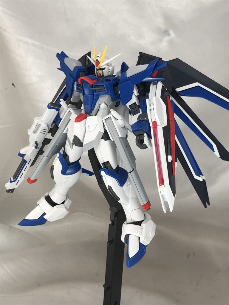 ライフリは口?元がゼータ風になっているので、まっとうなガンダム顔に差し替えたんですが、同じフリーダム系ということもありよくなじんでいると思います。