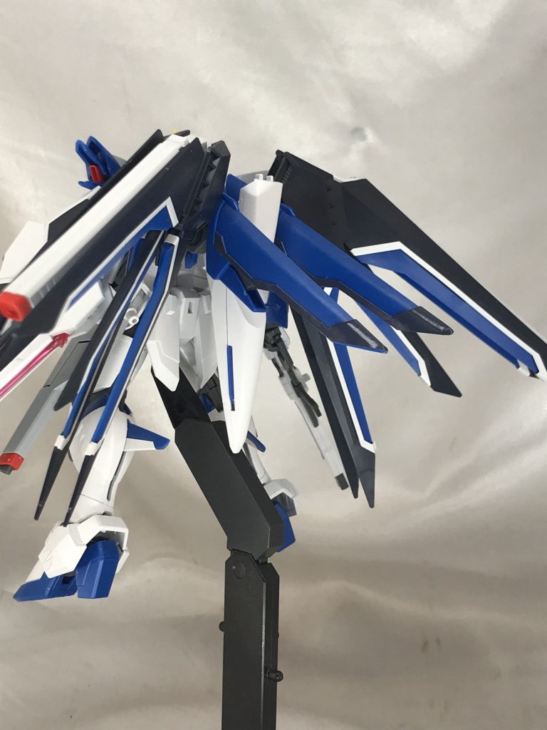 素組みなんで背面はよく見る感じ。発売当初はシール多いという声もありましたが、この色分けを楽々シールでできるのはありがたいです。