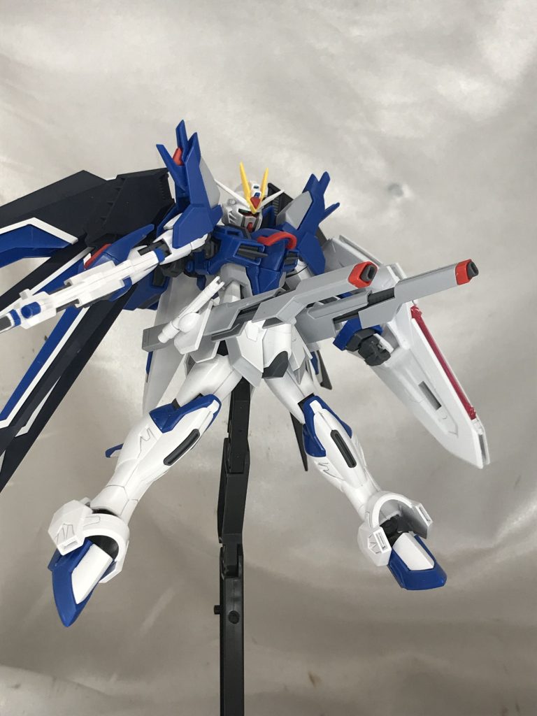 劇中では割と苦戦を強いられてる機体ですが、装備のバランスをそのままに可変機構があるのカッコいいですよね。レールガンがスライドして伸身するのスキです。