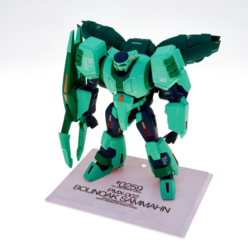 PMX-002 ボリノーク・サマーンは『木星帰りの男』パプテマス・シロッコが独自開発した偵察特化型モビルスーツであり、非常に特徴的な大型クローシールドを装備する。ジュピトリス計画機4機の中で最後に立体化された機体として、ついに待望のキット化を迎えた。特徴的なシルエットが忠実に再現されており、また現代的な技術により大部分の分色分けが実現されている。