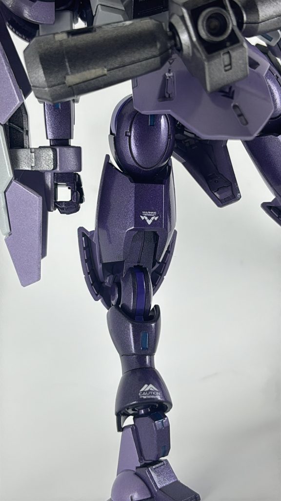 HJさんを参考に脚裏にプラ板を貼り付けてディテールアップしています。