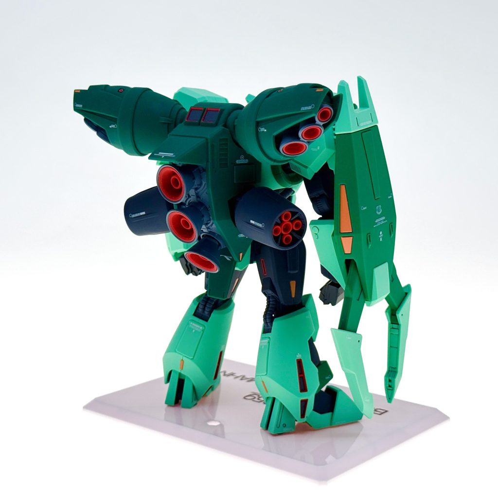 塗装部位とカラーレシピバックパック噴射口基部 →(GSIクレオス)C13ニュートラルグレー45% + C1ホワイト25% + C67パープル20% + C367ブルーグレイ10%全身のイエローパーツ →(GSIクレオス)C59オレンジ60% + C4イエロー40%全体的に黄色を変更し、A.O.Z. Re-Boot と同じ低彩度のオレンジを使用しました。バックパックは機械的なディテールを際立たせるため、ベース部分をグレーパープルに変更しました。最後に、全体に(GSIクレオス)GGX LG113クリアーつや消しを吹き付けて質感を向上させます。