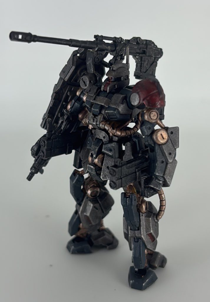 筆塗り全塗装ということで、塗装ミスを誤魔化すために全体的に濃い色を使ってリタッチしやすくしました。