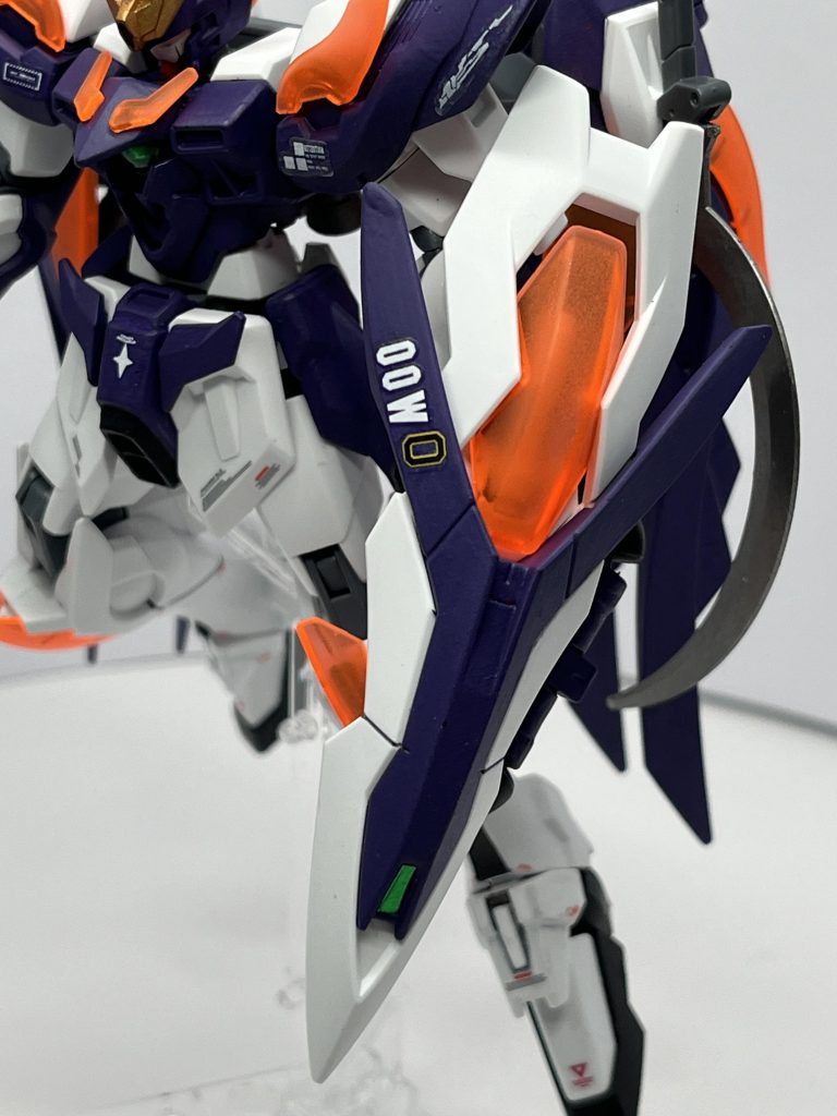 あと改造箇所なのですがシールド！取り付け位置がかなり上で普通に組むとガンガン肩にぶつかって干渉しまくります動かしづらいのは嫌いなので腕とシールド間にパーツかませて取り付け位置を下にしました