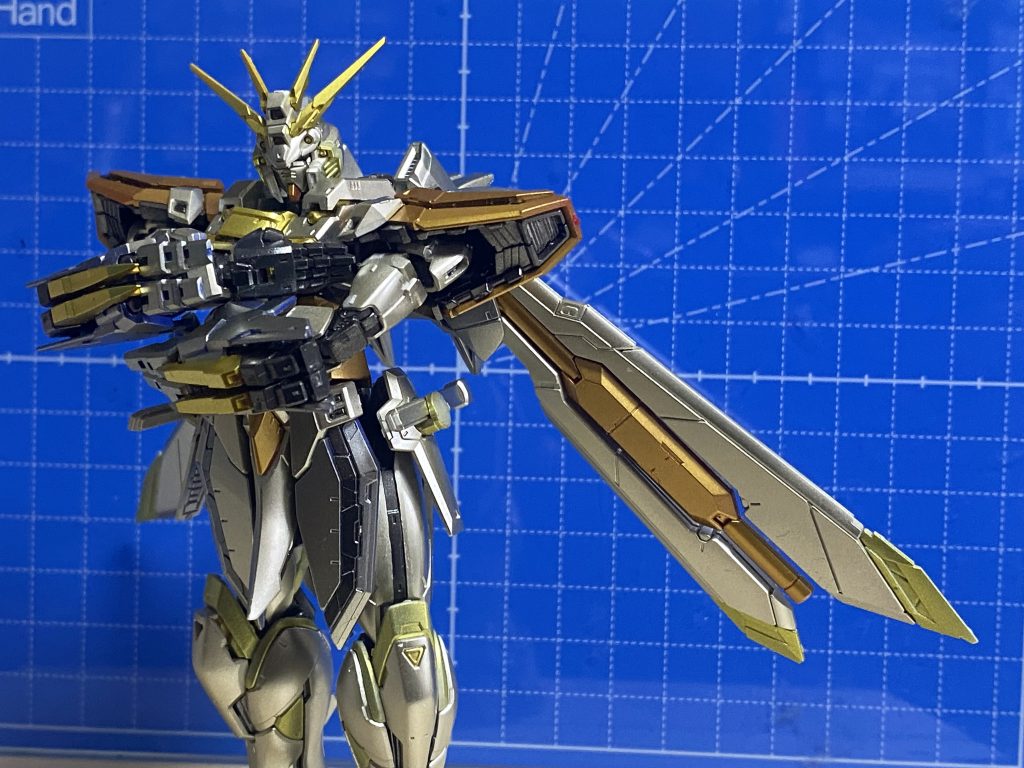 手を合わせると、ゴッドガンダムが黙って微笑んでいる。