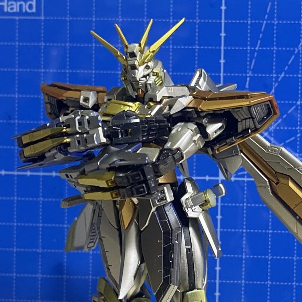 手を合わせると、ゴッドガンダムが黙って微笑んでいる。