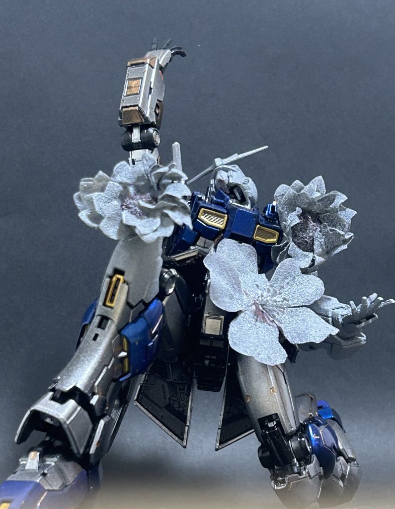 立像繋がりで万博ポーズ。あの子ちょくちょくコンビニとかでも見かけますよね、良き事良き事。お花も相まってプロポーズみたいに見えますよね！……ね！！(この後もうちょいだけ脳内設定続きます、苦手な方は引き続き自衛お願い致します……)