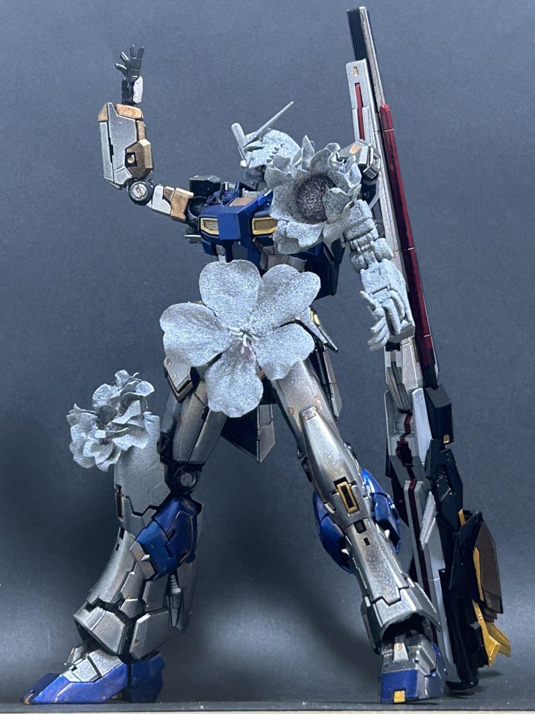 製作における話で言うと…アレですね、お花は主に100均のペーパーフラワーを、石化部分はアサヒペンのストーン調スプレーなるものを使用しました。クアンタとかEDのダブルオーみたいなのやりたくて……石化部分に関しては…まあそのォ〜…………