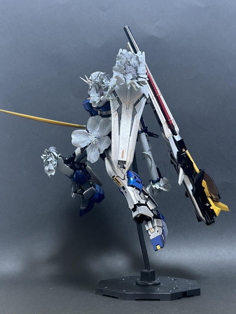 というわけで『もしもジークアクス世界にνガンダムが不時着していたら』とのコンセプトの元、RG福岡νガンダム完成しました！！テレビ放送ちょい前くらいにあった『シャロンの薔薇、サザビーのコックピット説』に触発され、オカルト色強め、関わらない方が良さげ感マシマシで作製していた……んすけどねぇ……ちょっと現実が与太話を追い越しちゃって