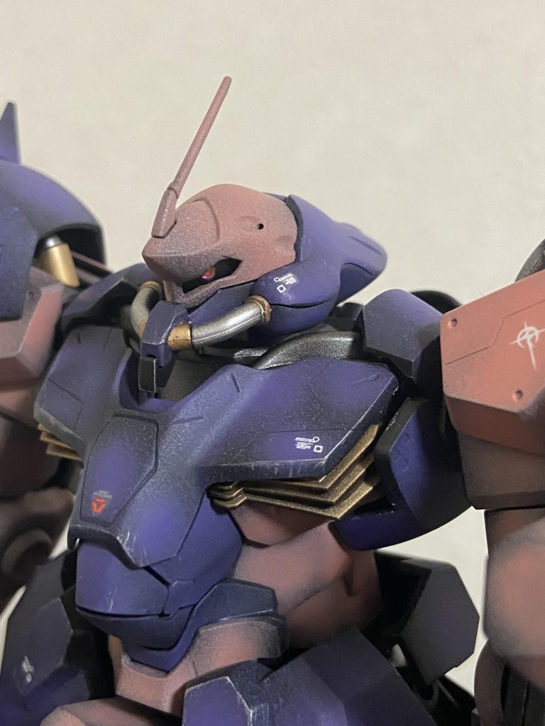 胸部まわりは、いい感じに仕上がりました。遠近両用ジサらしく、陰影強めです✨モノアイは、100均のジュエルストーンに置き換えました(^^)デカールが当時手に入らず、完成までが遠かった…😭