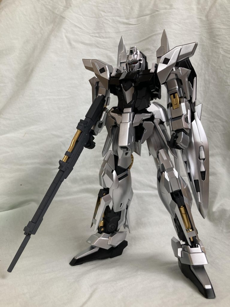 前面とビームライフルフレームをエナメルダークグレーで塗装したら可動軸の受け部を数カ所損傷(gundam-kao9)アクセントにゴールド塗装(iori_sei)