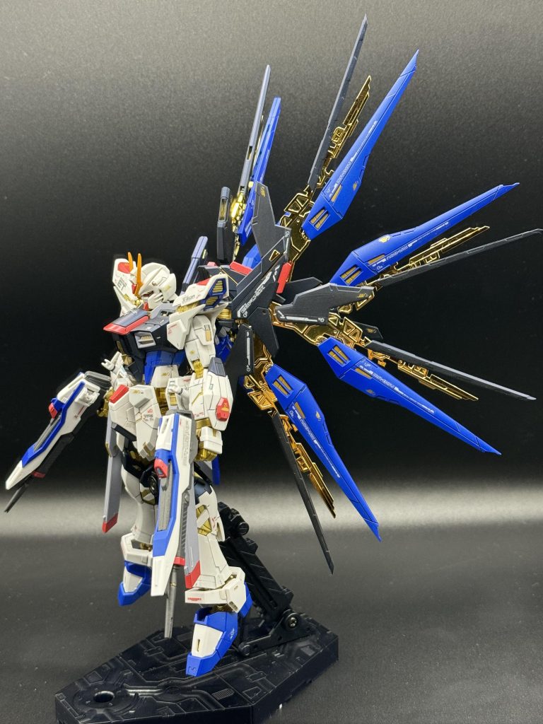 RGだから出来がいいけどパーツが小さいのが難点でよくパーツが次元に消えてどこ探しても見つからず数日後に探した場所から見つかるのが毎回謎w