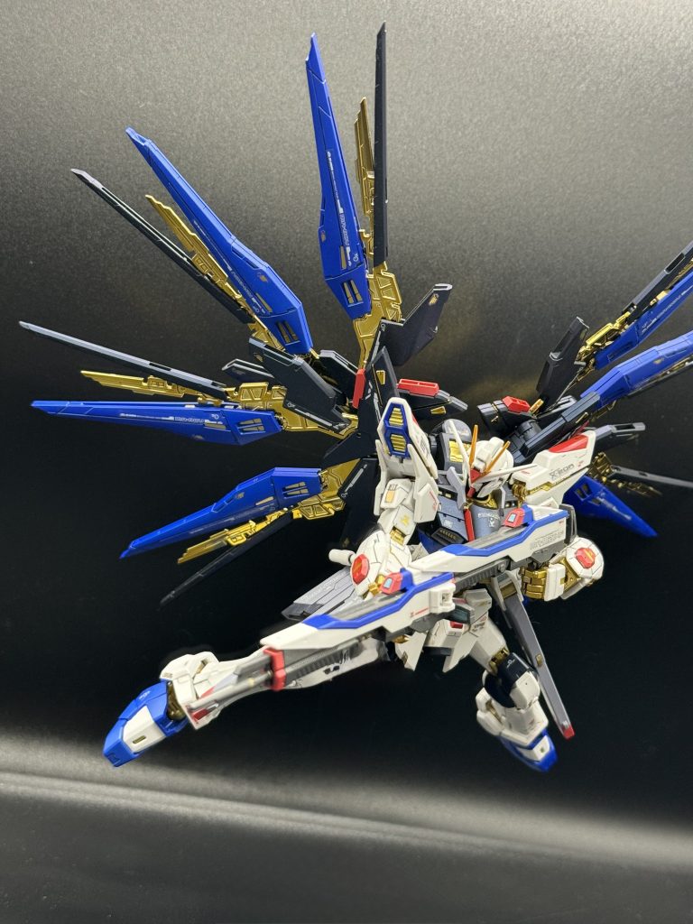 今回は白のパーツと羽のゴールドメッキ以外は塗装して普段使わないシールを使ったが悪目立ちしてしまった、後iPhoneで撮ったので台座を消しゴム？ってヤツで消してみた