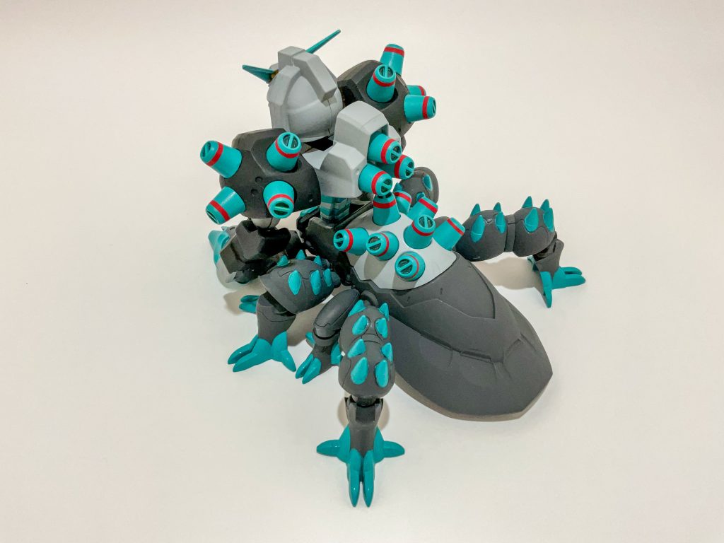 黒のボディに緑のトゲが毒毒しいですね。テトラポットの突起みたいなやつにはハセガワの赤いフィニッシュシートをライン状に細切りして巻き付けました。その数19個・・・