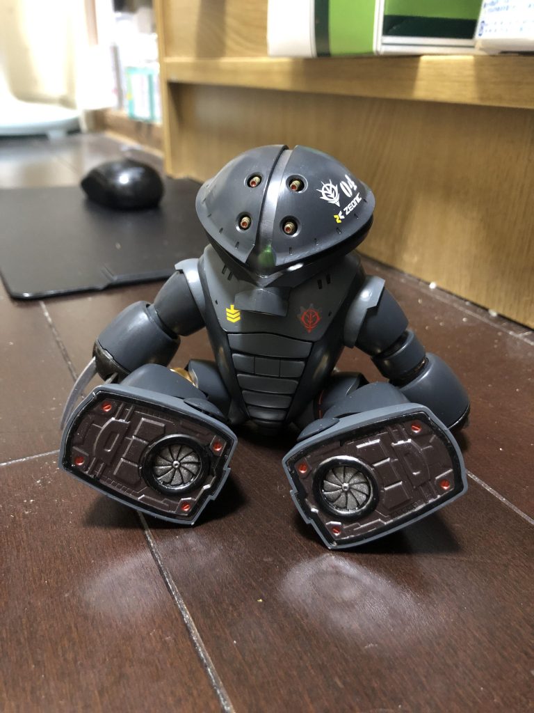 アッガイは、体育座りやな。