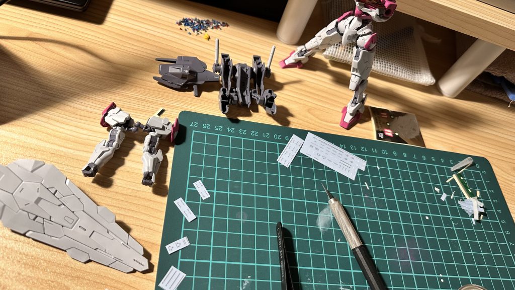 制作工程はこの写真のみ、デカール貼りです。スタンド電気だけでいつも作業しているのですが、何か秘密基地感があってワクワクします。