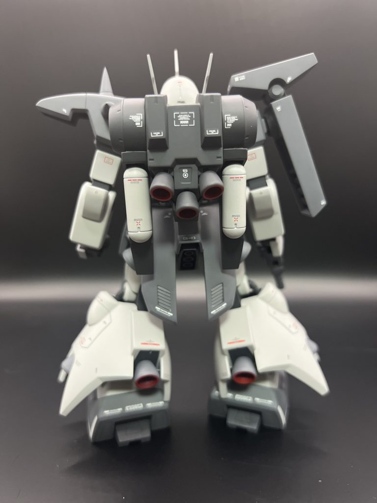 腰下部のスカートは、途中裏面を肉盛りにグレージングパテを持ったら溶ける始末で、プラバンで新規追加しました。先端部にはプラバン貼り合わせたダクトを作り、ダクト穴を平刀でせっせこ穴掘りして嵌めました。